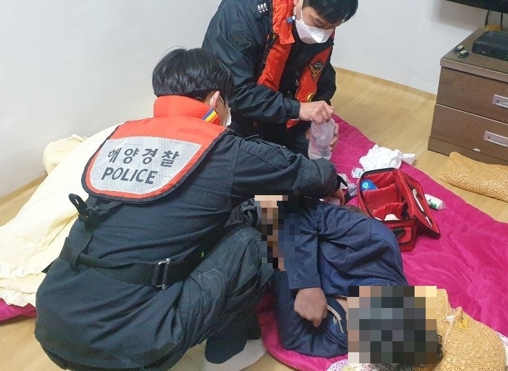 화재로 부상 당한 주민 보살피는 해경대원들