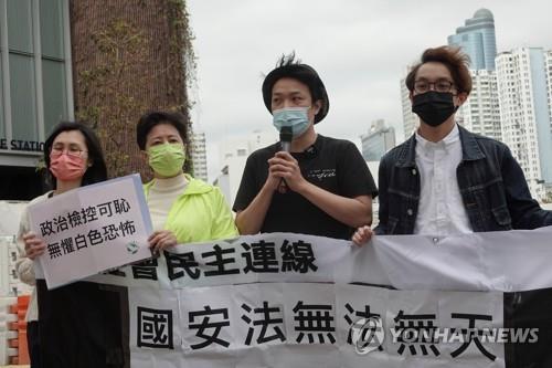지난달 28일 경찰에 출석하기에 앞서 입장 밝히는 지미 샴(오른쪽 2번째)