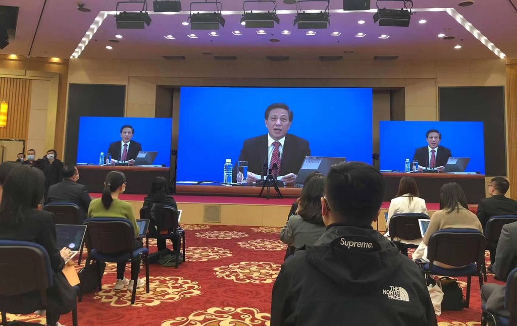 (베이징=연합뉴스) 김윤구 특파원 = 4일 밤 베이징에서 장예쑤이 전국인민대표대회 대변인이 기자회견을 하고 있다. 