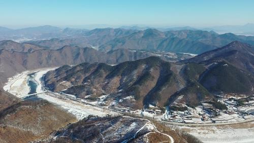 옥천군 동이면 어깨산 정상에서 바라본 금강 줄기
