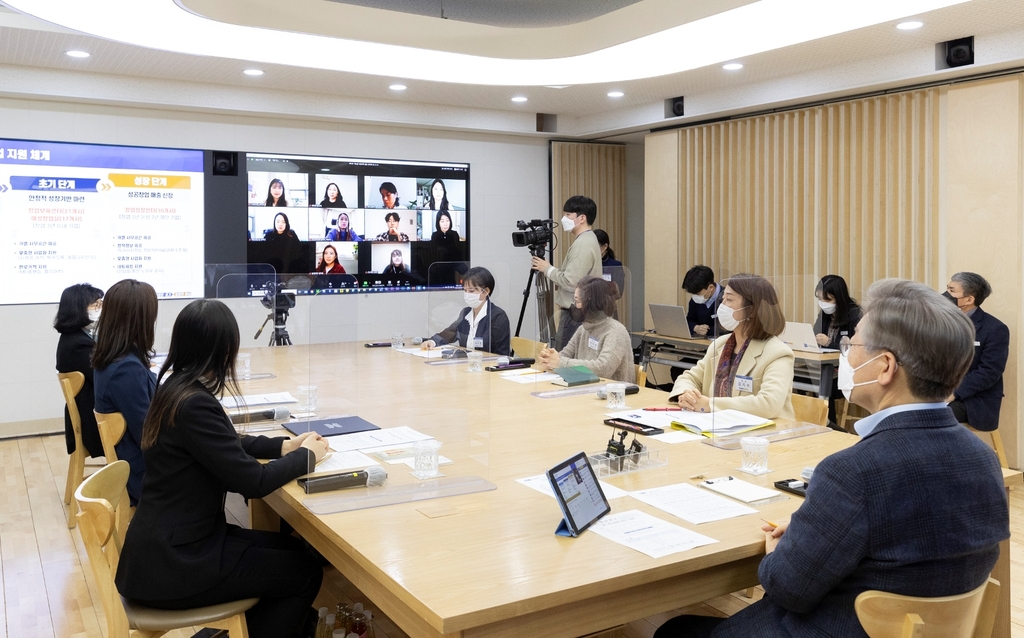 여성 창업가와 간담회 하는 이재명 경기지사