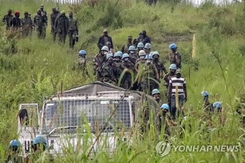 지난달 22일 민주콩고에서 아타나시오 대사 등의 시신을 수습하는 유엔 평화유지군
