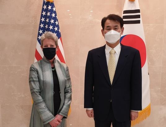 정은보 대사(오른쪽)와 도나 웰튼 미 대표