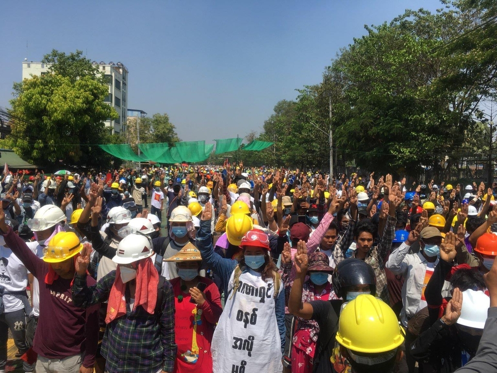 양곤 노스오깔라빠에서 저항의 싱징 '세손가락 경례'를 하는 시위대. 2021.3.8