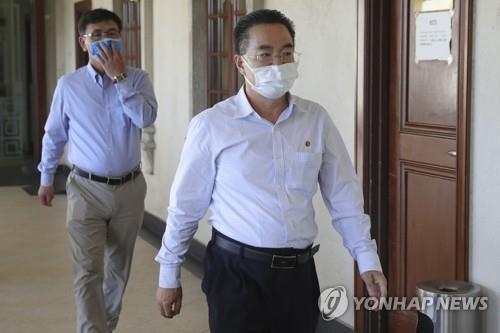 작년 10월 문철명 항소심 법정 들어가는 북한 대사관관계자들