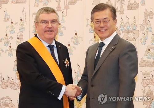 체육훈장 청룡장 받은 바흐 위원장