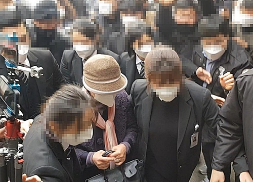 법정으로 들어가는 윤석열 전 총장 장모