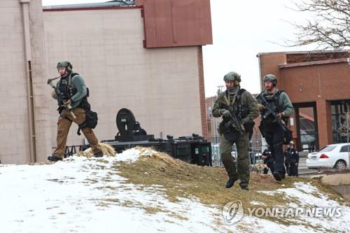 총격 사건이 벌어진 식료품점을 에워싼 중무장 경찰
