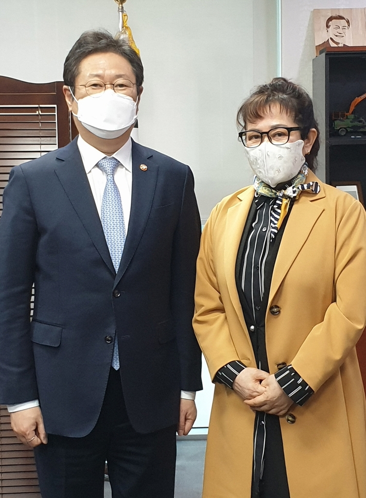 황희 문화체육관광부 장관과 대한가수협회 이자연 회장