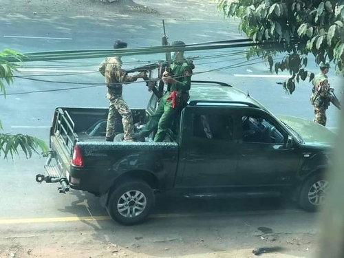 몬주 캬익토 지역에서 차량에 기관총을 장착한 군인들. 
