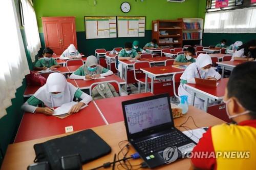 24일 브카시의 초등학교가 대면수업 하는 모습