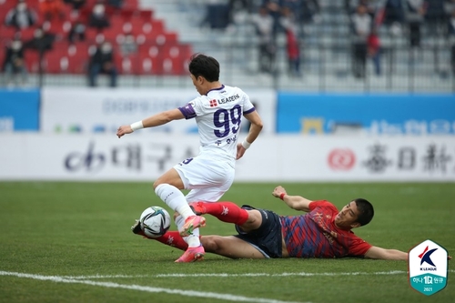 김천 상무와 FC안양의 경기 모습.