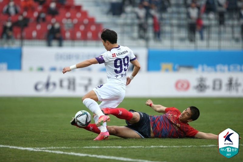 김천 상무와 FC안양의 경기 모습.