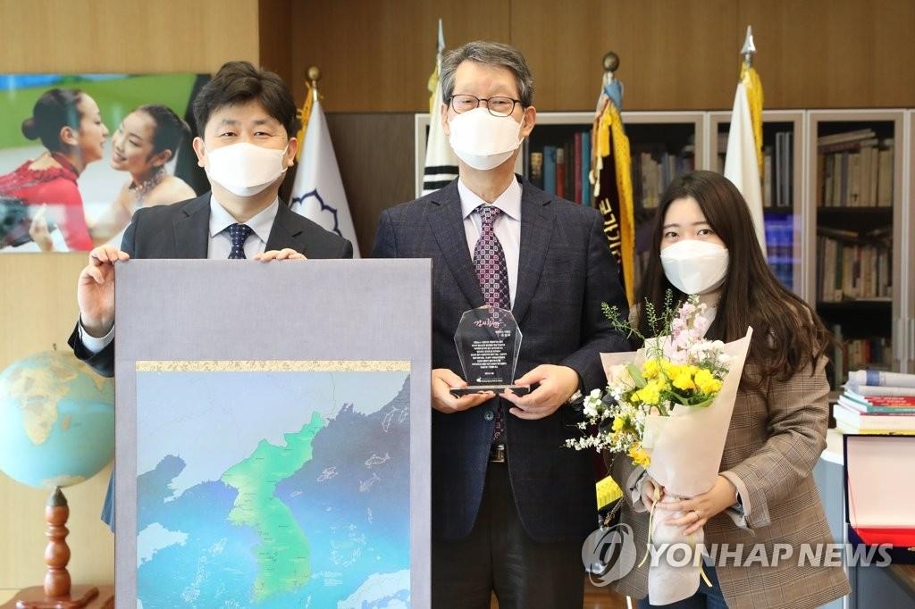 사이버 외교사절단 반크, 조성부 연합뉴스 사장에 감사패