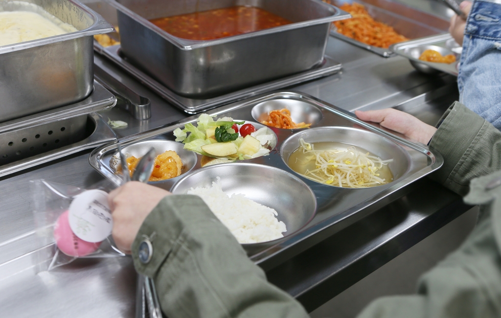채식 급식 받는 초등학생