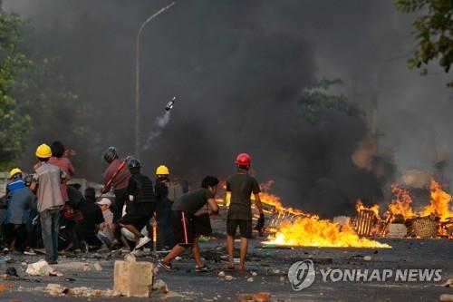 양곤 시내에서 시위대가 군경을 향해 화염병을 던지는 모습. 2021.3.16