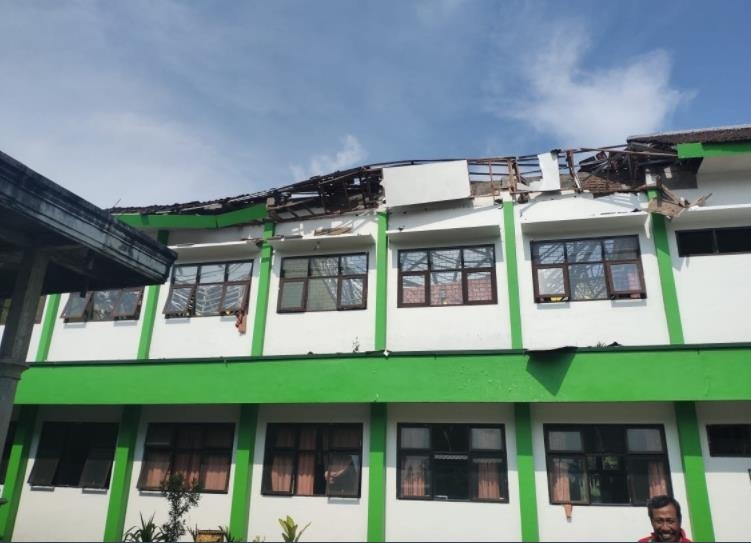10일 지진으로 지붕이 부서진 인도네시아 건물