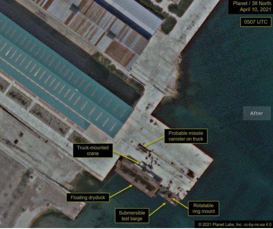 북한 신포조선소에서 포착된 잠수함탄도미사일(SLBM) 시험용 선박의 미사일 발사관 개보수 정황[38노스 캡처, 2021 Planet Labs, Inc. DB 및 재판매 금지]