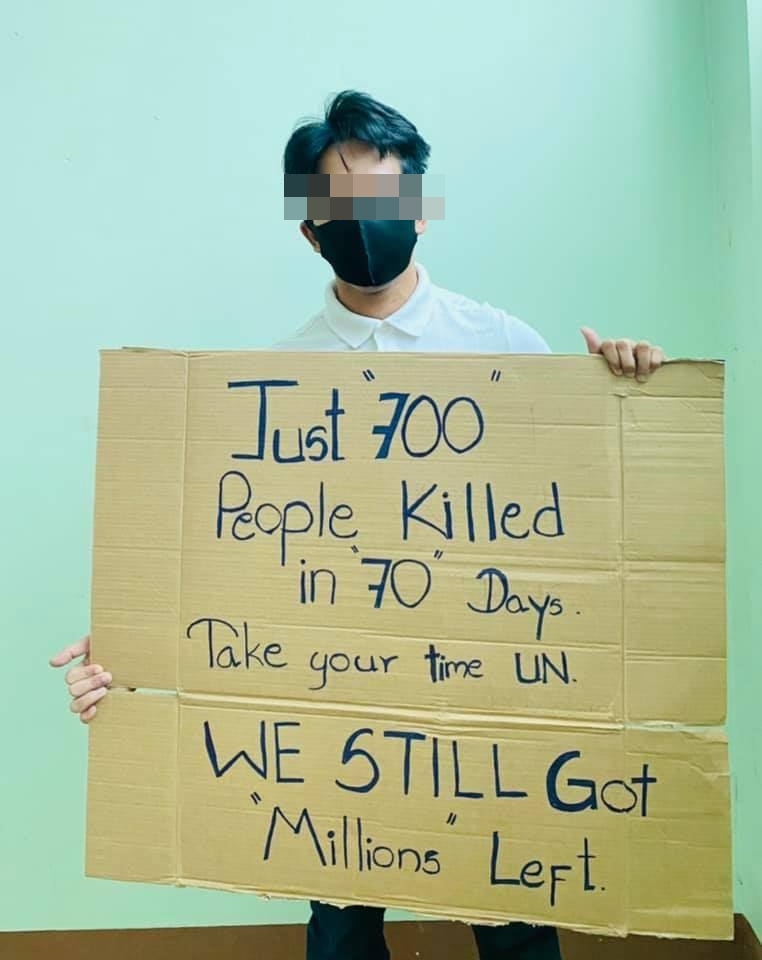 유엔의 무능력을 질타하는 반어적 표현의 피켓을 든 미얀마 청년.