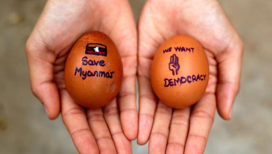 부활절 달걀에 적은 '우리는 민주주의를 원한다'