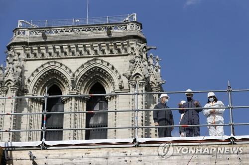마크롱 프랑스 대통령, 파리 노트르담 대성당 복원 현장 방문