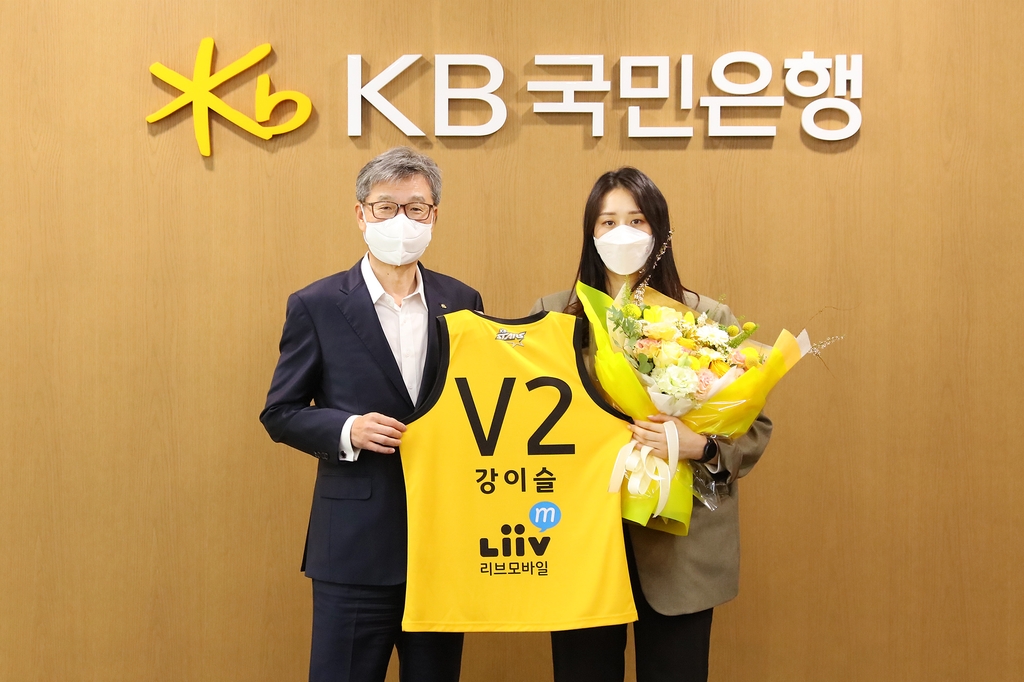 강이슬(오른쪽)과 허인 KB국민은행장.