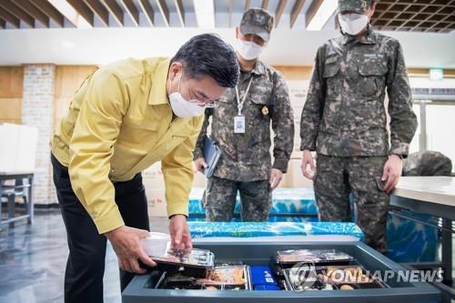 서욱 국방장관, 해군 2함대사령부서 도시락 점검