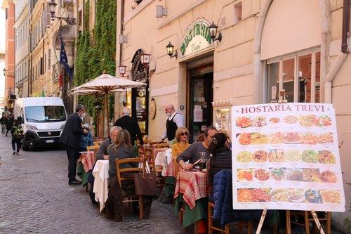 모처럼 붐비는 로마 식당