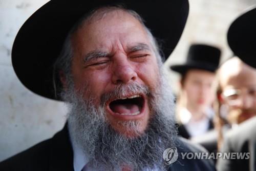 이스라엘 '라그바오메르' 축제 도중 압사 사고로 희생된 랍비를 애도하는 추모객 