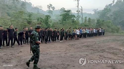 카렌 반군 캠프에 합류해 군사 훈련을 받은 미얀마 시민들. 2021.4.9
