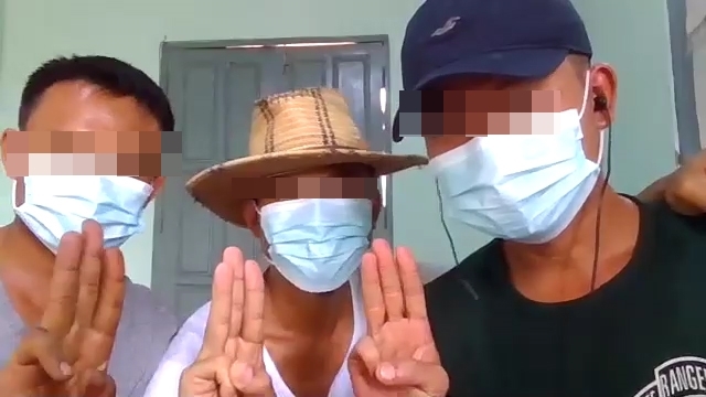 카렌반군캠프에서 화상 인터뷰 중인 미얀마 시민들이 저항의 상징 '세손가락 경례'를 하고 있다. 2021.5.8[양곤=연합뉴스 이정호 통신원]