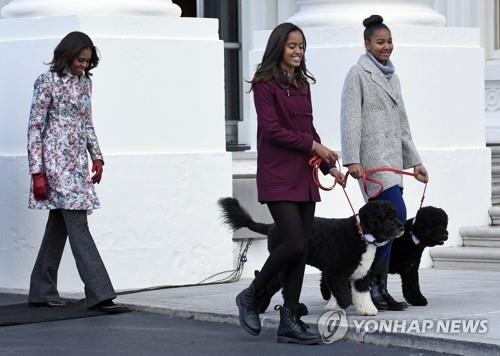 2014년 11월 버락 오바마 당시 미국 대통령의 부인 미셸 오바마(왼쪽)와 두 딸이 퍼스트도그 보, 서니와 함께 백악관을 걷는 모습. [AP=연합뉴스 자료사진]