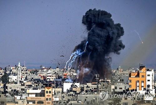 이스라엘의 보복 공습으로 시커먼 연기가 치솟는 가자지구 시내