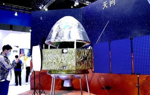 중국 화성탐사선 톈원 1호 탐사기 모형