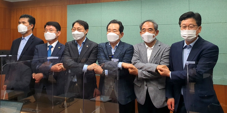 정세균 전 총리(왼쪽 4번째) 지지의사 피력하는 전북지역 국회의원들