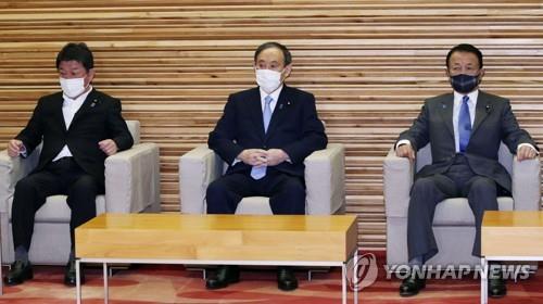 (도쿄 교도=연합뉴스) 스가 요시히데(菅義偉) 일본 총리가 28일 각의를 주재하고 있다. 사진 왼쪽은 모테기 도시미쓰(茂木敏充) 외무상, 오른쪽은 아소 다로(麻生太郞) 부총리 겸 재무상.
