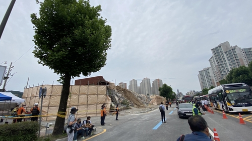 광주 '철거 중 건물 붕괴' 현장 주변 가로수