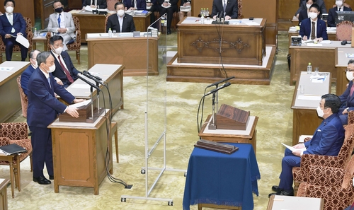 당수토론서 야당 대표 마주한 스가 총리