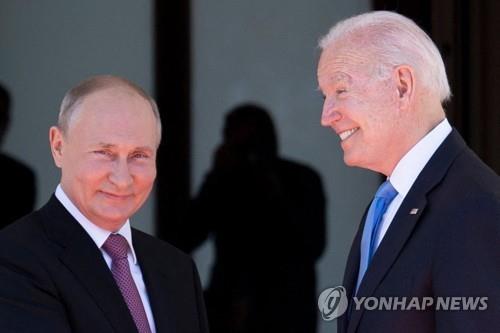 16일(현지시간) 스위스 제네바에서 만난 푸틴(왼쪽) 대통령과 바이든 대통령