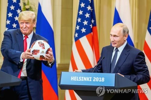 2018년 7월 공동회견에서 푸틴에게 축구공 선물받은 트럼프(왼쪽)