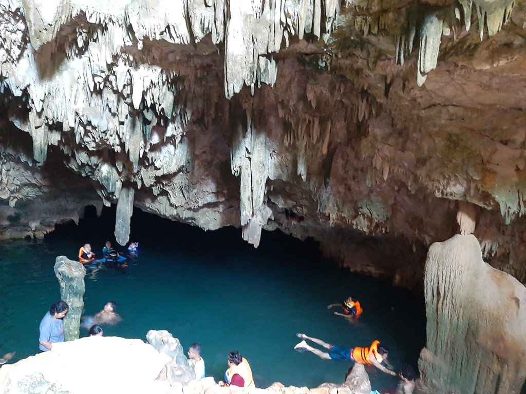 라부안 바조 '랑코 동굴'에서 수영하는 관광객들