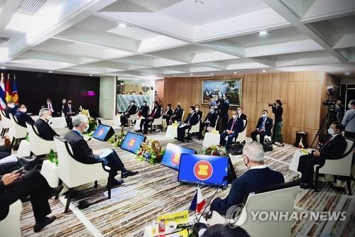 자카르타 아세안 특별정상회의에 참석한 민 아웅 흘라잉 최고사령관(맨 오른쪽)