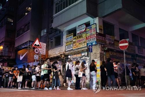 24일 새벽 홍콩 몽콕의 신문 가판대 앞에 빈과일보의 마지막 신문을 구매하려는 독자들이 길게 줄을 선 모습. [AFP=연합뉴스]