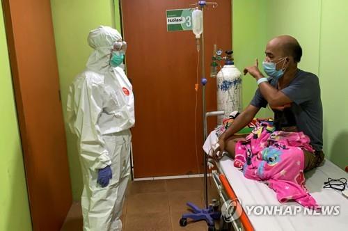 인도네시아 의사가 코로나 환자 회진 도는 모습