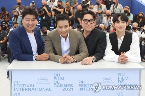 (칸 AFP=연합뉴스) 16일(현지시간) 프랑스 남부 휴양도시 칸에서 열린 제74회 칸 국제 영화제의 영화 '비상선언' 포토콜 행사에서 한재림 감독(왼쪽 세 번째)과 주연배우인 송강호(왼쪽부터), 이병헌, 임시완이 나란히 포즈를 취하고 있다.
