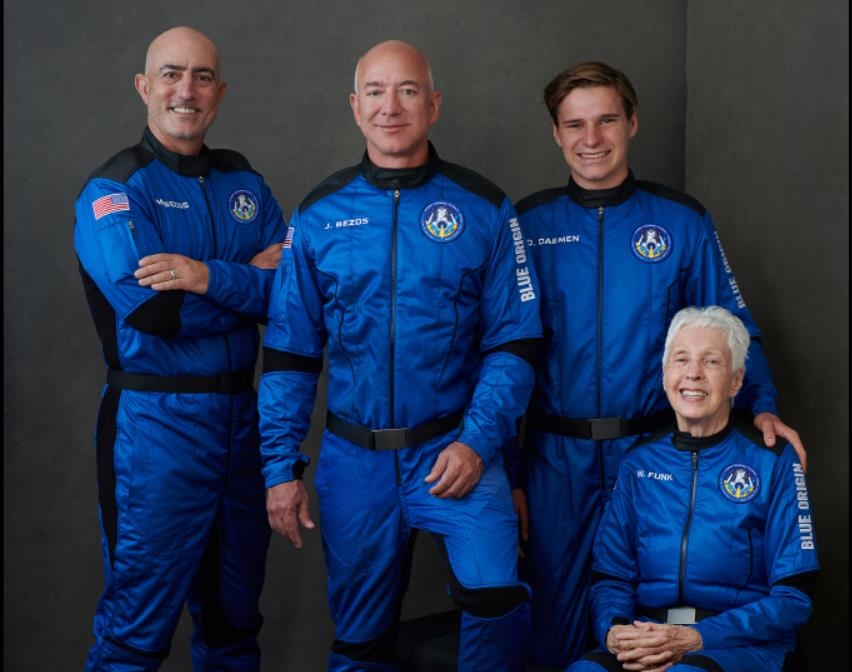 우주 비행에 나서는 제프 베이조스(왼쪽에서 두번째)와 동생 마크 베이조스(왼쪽 끝), 동승자 올리버 데이먼(오른쪽에서 두번째)과 월리 펑크(오른쪽 끝)[블루 오리진 트위터 캡처, 재판매 및 DB 금지]