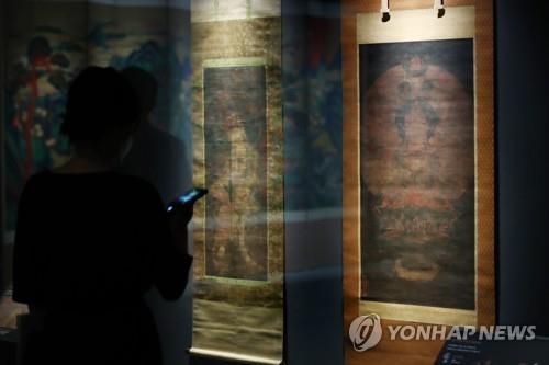 (서울=연합뉴스) 진연수 기자 = 20일 오전 서울 용산구 국립중앙박물관에서 열린 '위대한 문화유산을 함께 누리다 - 고 이건희 회장 기증 명품전' 언론 공개회에서 참석자들이 천수관음보살도와 수월관음도를 살펴보고 있다.