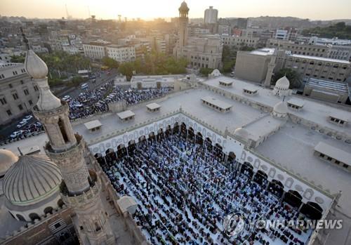 희생제 첫날 이집트 카이로의 알-아자르 모스크에 모여 기도하는 이슬람교도들