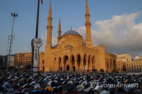 최악 경제난 속에 레바논 베이루트의 알아민 모스크에 모여 기도하는 사람들