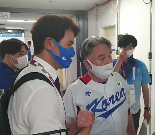 김경문 감독 손 잡은 박찬호